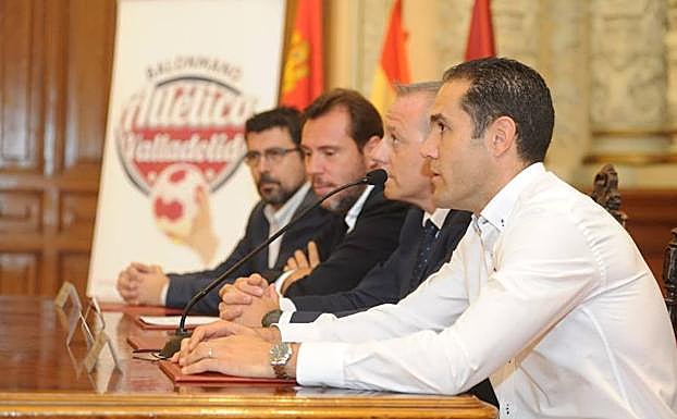 Presentación en el Ayuntamiento de Valladolid del partido de balonmano entre España y Noruega. 