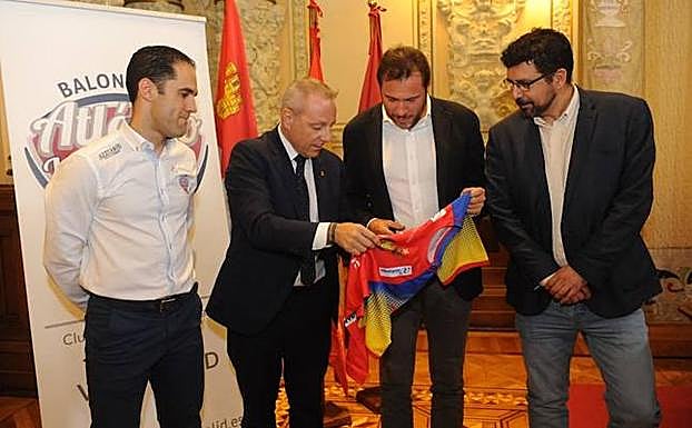 Presentación en el Ayuntamiento de Valladolid del partido de balonmano entre España y Noruega. 
