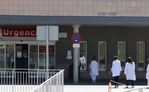 Trabajadores sanitarios entran al complejo hospitalario de Segovia por el acceso de Urgencias.
