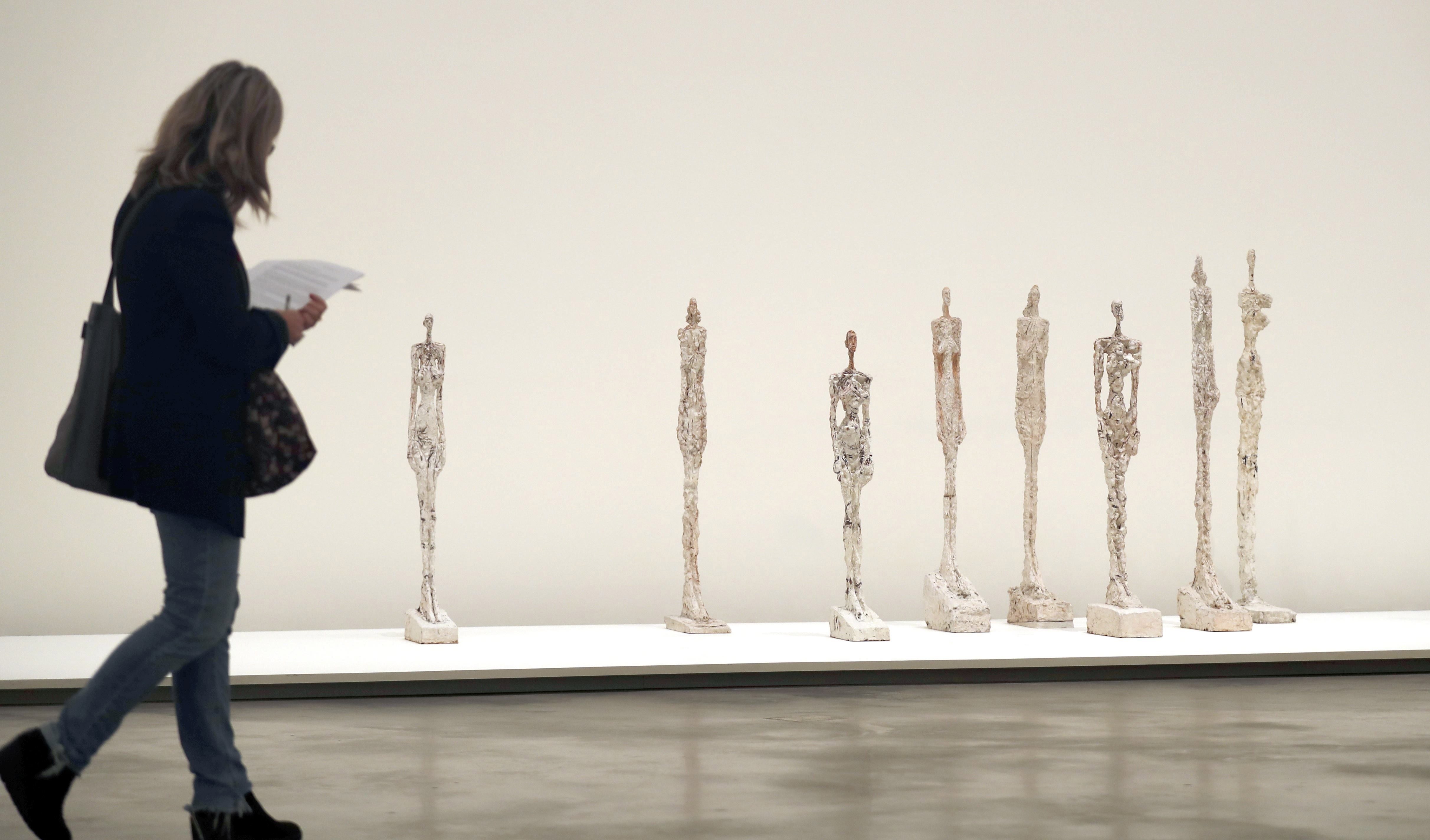 Las esculturas de yeso y yeso pintado, «Mujeres de Venecia», del artista, Giacometti, en el Museo Guggenheim Bilbao.