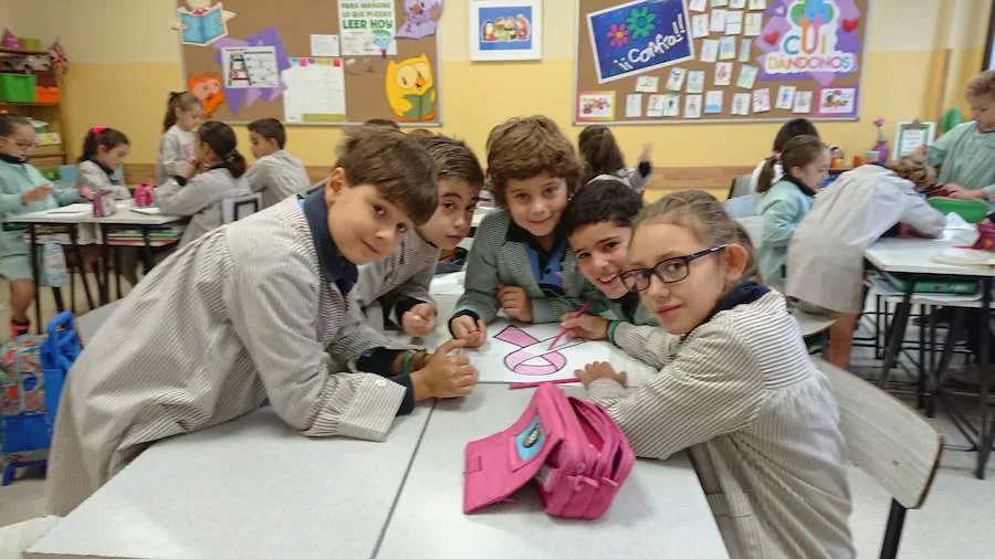 Fotos: El colegio Santa Teresa de Jesús de Valladolid se une a la lucha contra el cáncer de mama