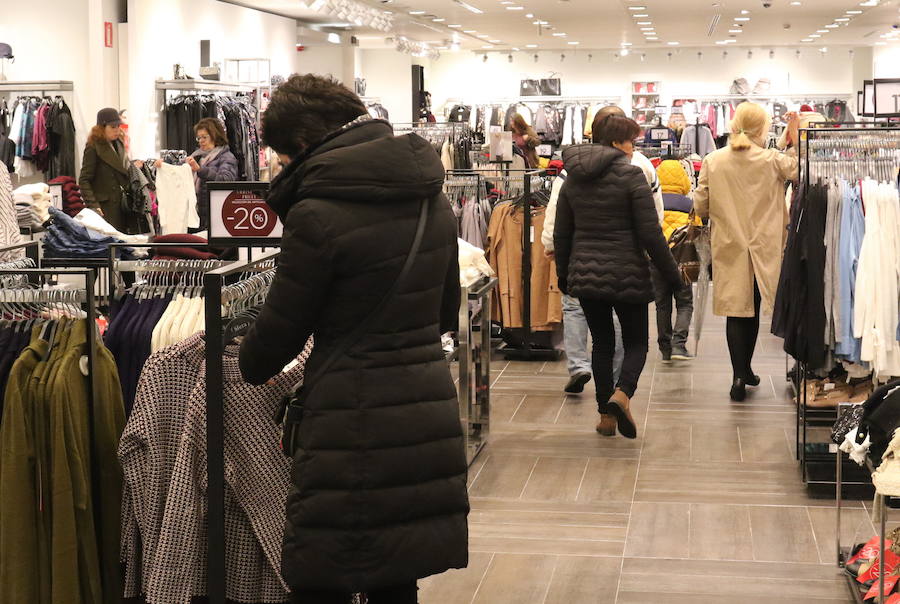 Varias personas realizan compras en un comercio de Valladolid.