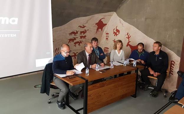 Reunión mantenida en la mañana de ayer en el Centro de Cazadores de la Reserva de Caza de Las Batuecas para hablar del aprovechamiento micológico.