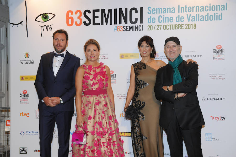 Los asistentes a la 63 Semana Internacional de Cine de Valladolid posan ante las cámaras en la jornada inaugural del festival