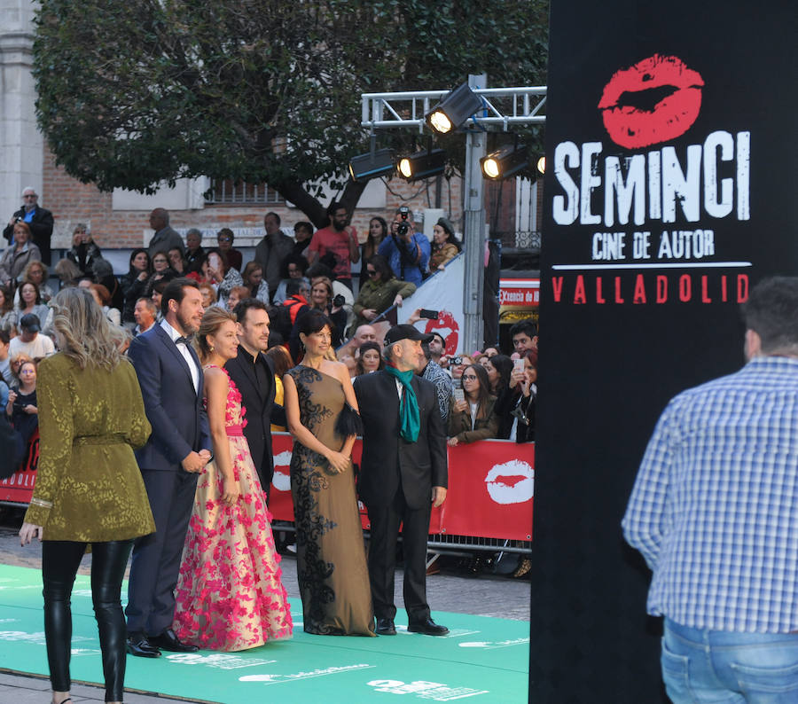 Los asistentes a la 63 Semana Internacional de Cine de Valladolid posan ante las cámaras en la jornada inaugural del festival