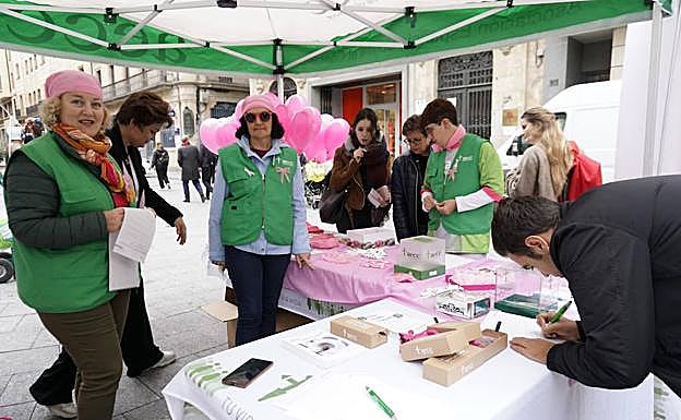 Responsables de la AECC y afectadas de cáncer de mama, en la mesa informativa del Liceo.