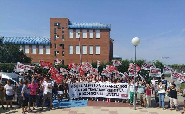 Una de las manifestaciones a a las puertas de la residencia, el pasado año.