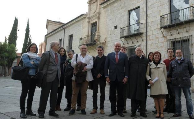 Ponentes y organizadores del simposio posan con los dos descendientes de Gondomar (tercero y cuarto por la izquierda) ante la Casa del Sol. 