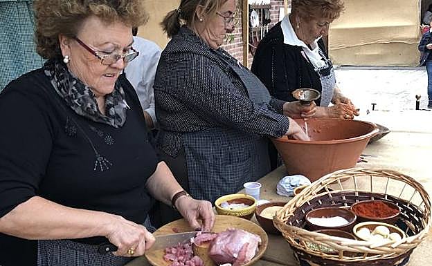 Imagen principal - Villanueva rescata con la Feria de Oficios refranes y palabras olvidadas