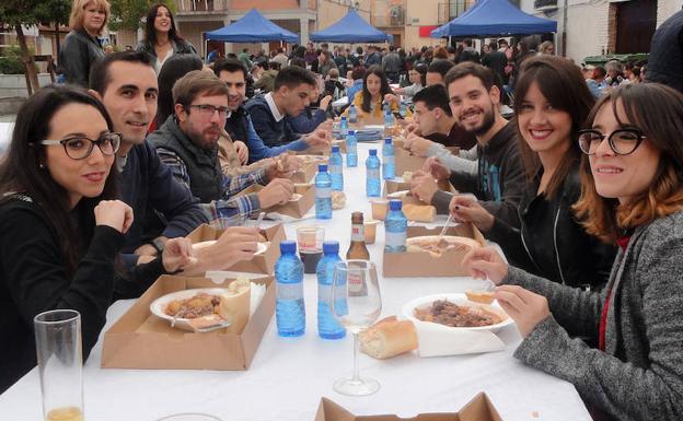 Grupo de comensales asistentes a la caldereta.