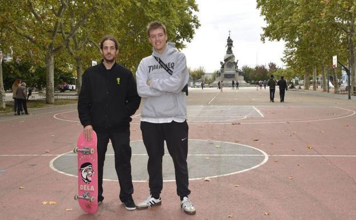 Los 'skaters' Adrián Pérez y Manuel Castellón posan en la Acera de Recoletos, lugar donde tienen prohibido patinar :: 