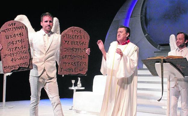 Mariano Peña (centro) en la función 'Obra de Dios' en el segoviano teatro Juan Bravo. 