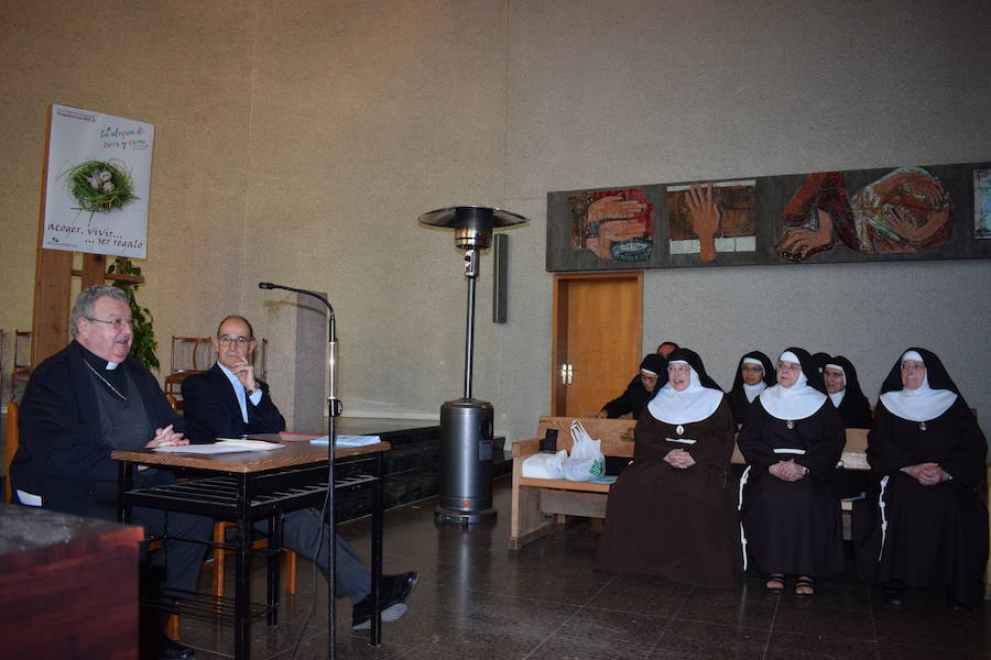 El Obispo y el delegado diocesano, durante el encuentro de religiosos de clausura.