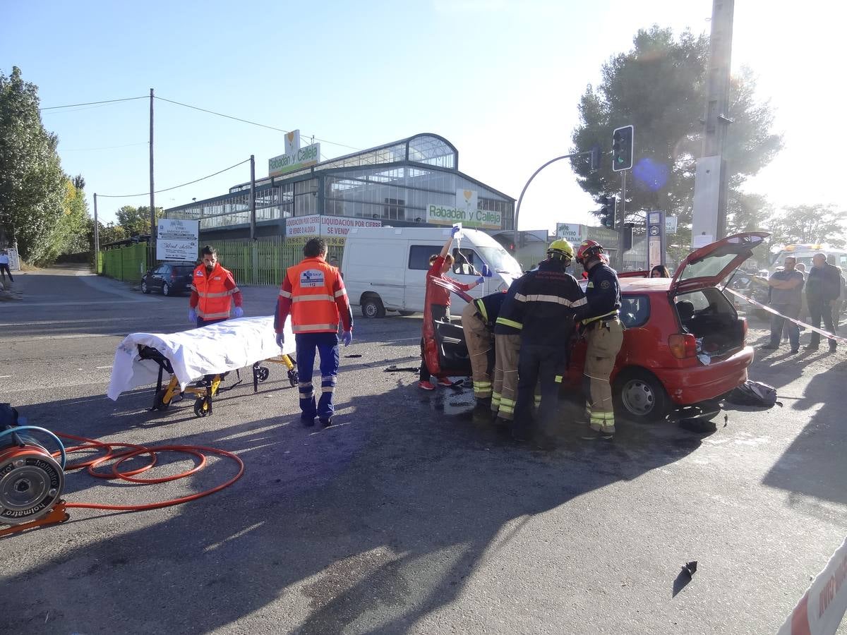 Una persona ha resultado herida muy grave en la colisión en la que se han visto implicados dos turismos y una furgoneta