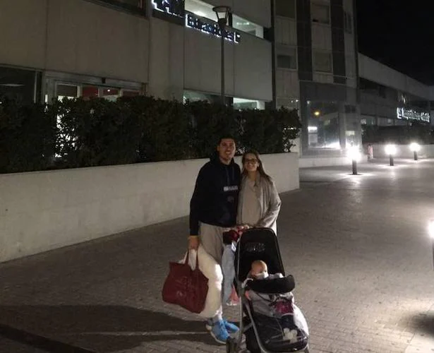 Cataleya junto con sus padres tras recibir el alta en el hospital La Paz, de Madrid. 