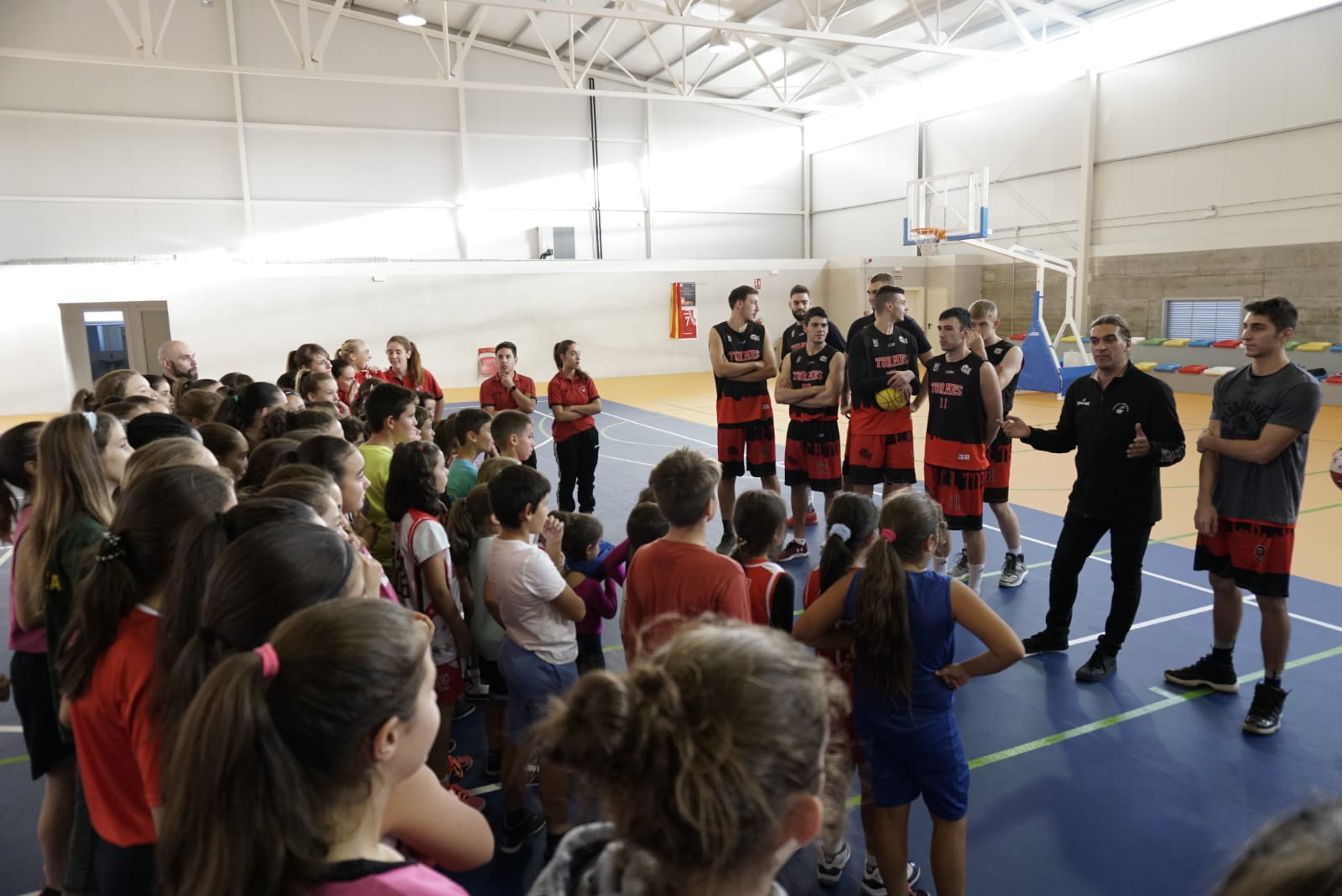 La plantilla del primer equipo salmantino ha respondido a las preguntas de los jóvenes baloncestistas tormesinos