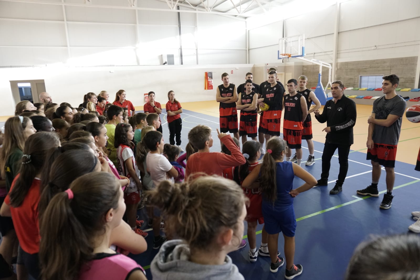 La plantilla del primer equipo salmantino ha respondido a las preguntas de los jóvenes baloncestistas tormesinos