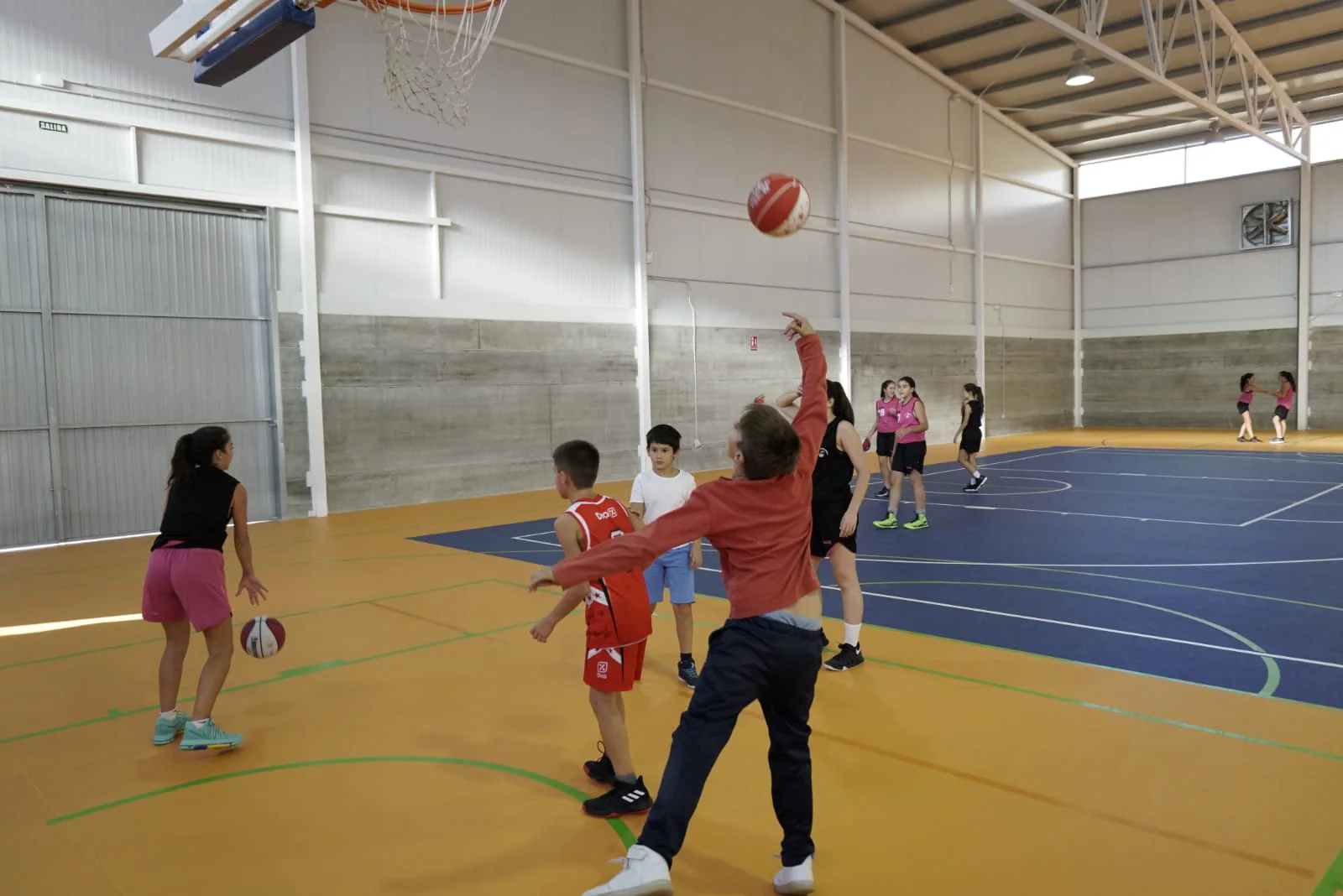 La plantilla del primer equipo salmantino ha respondido a las preguntas de los jóvenes baloncestistas tormesinos