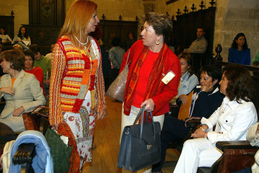 Carmen Alborch (i) junto a Laura Freixas, antes de pronunciar sus respectivas conferencias dentros de los Encuentros de Estío de la Universidad de Valladolid en el año 2004. 