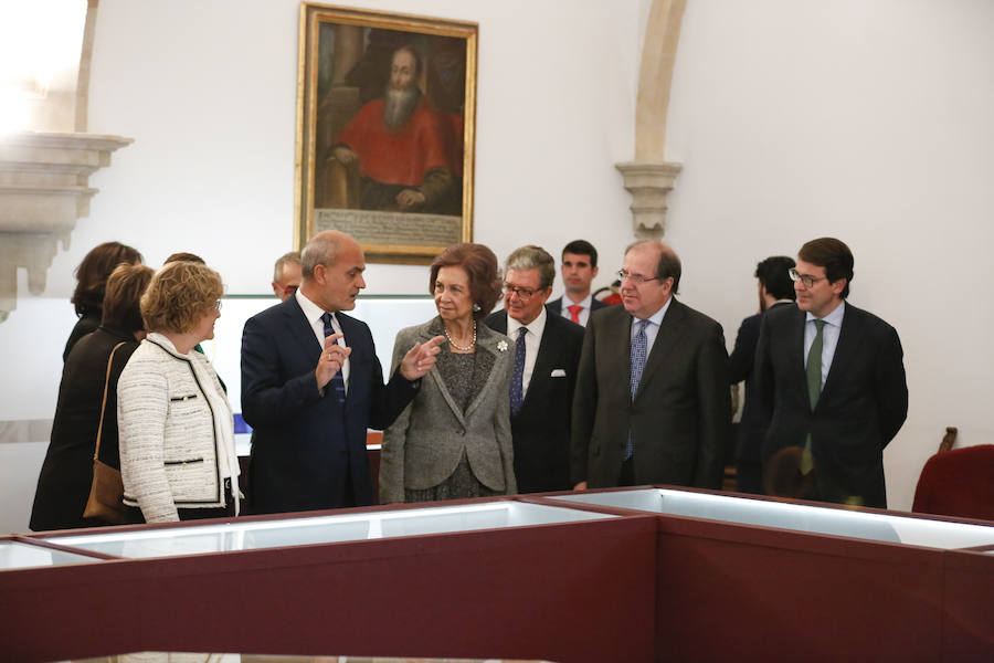 Con 88 años a sus espaldas, este incombustible literato venezolano y profesor jubilado recibió un merecido tributo y un sentido reconocimiento en el Paraninfo de la Universidad de Salamanca, de manos de la Reina emérita, Doña Sofía