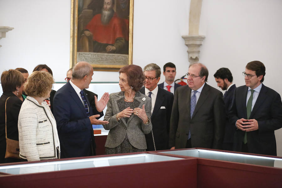 Con 88 años a sus espaldas, este incombustible literato venezolano y profesor jubilado recibió un merecido tributo y un sentido reconocimiento en el Paraninfo de la Universidad de Salamanca, de manos de la Reina emérita, Doña Sofía