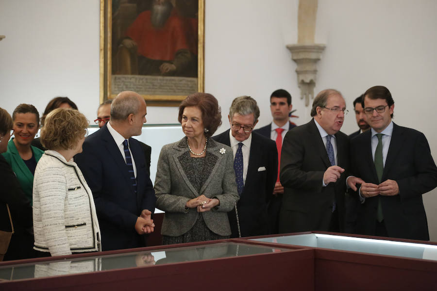 Con 88 años a sus espaldas, este incombustible literato venezolano y profesor jubilado recibió un merecido tributo y un sentido reconocimiento en el Paraninfo de la Universidad de Salamanca, de manos de la Reina emérita, Doña Sofía