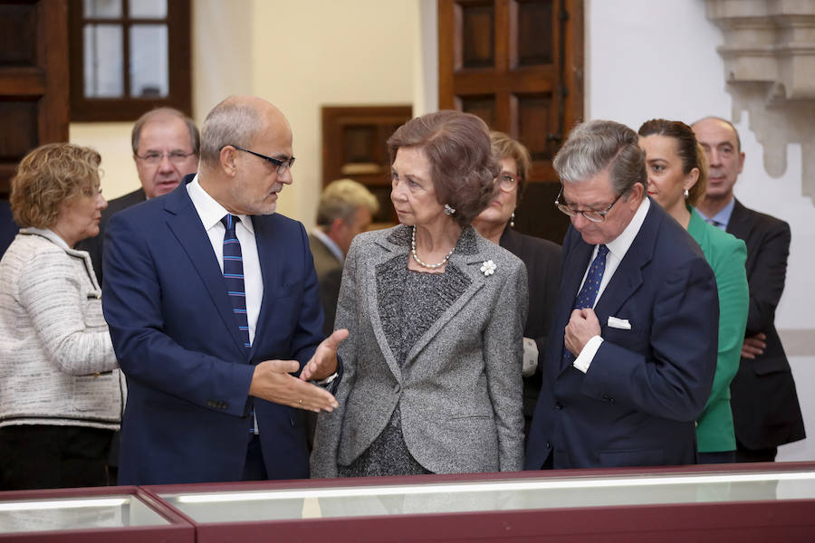 Con 88 años a sus espaldas, este incombustible literato venezolano y profesor jubilado recibió un merecido tributo y un sentido reconocimiento en el Paraninfo de la Universidad de Salamanca, de manos de la Reina emérita, Doña Sofía