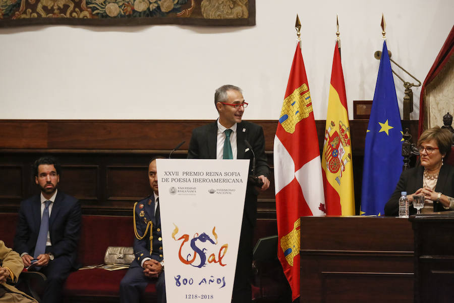 Con 88 años a sus espaldas, este incombustible literato venezolano y profesor jubilado recibió un merecido tributo y un sentido reconocimiento en el Paraninfo de la Universidad de Salamanca, de manos de la Reina emérita, Doña Sofía