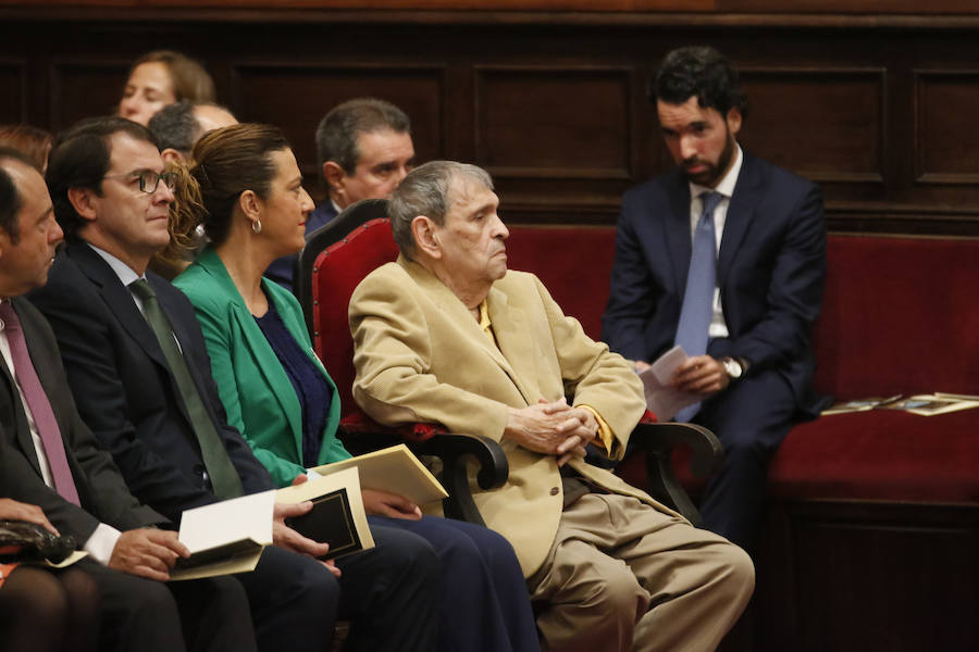 Con 88 años a sus espaldas, este incombustible literato venezolano y profesor jubilado recibió un merecido tributo y un sentido reconocimiento en el Paraninfo de la Universidad de Salamanca, de manos de la Reina emérita, Doña Sofía
