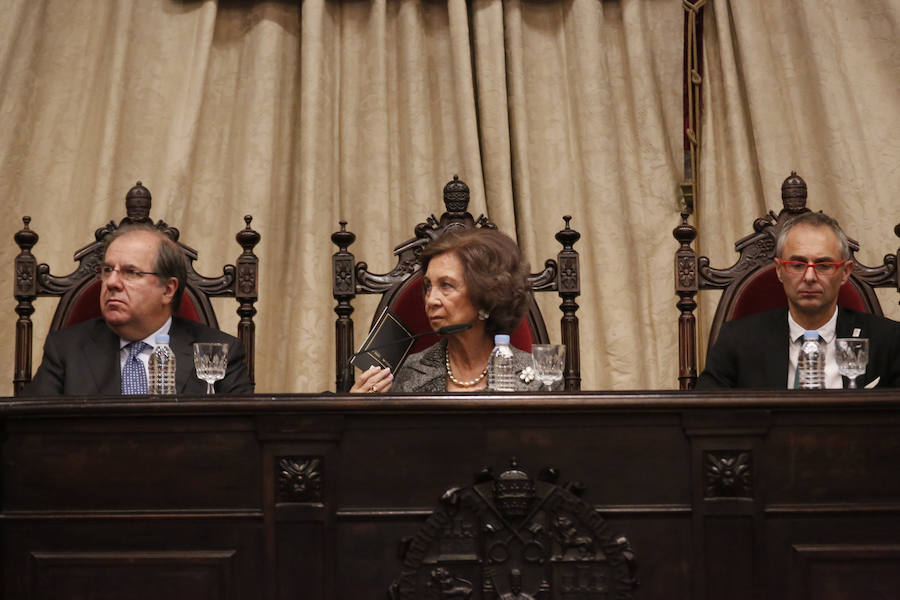 Con 88 años a sus espaldas, este incombustible literato venezolano y profesor jubilado recibió un merecido tributo y un sentido reconocimiento en el Paraninfo de la Universidad de Salamanca, de manos de la Reina emérita, Doña Sofía