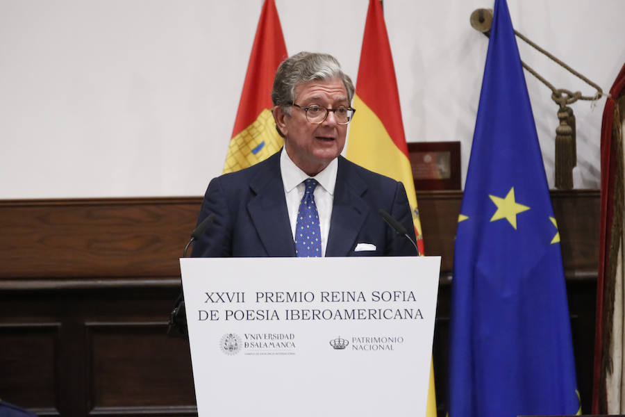 Con 88 años a sus espaldas, este incombustible literato venezolano y profesor jubilado recibió un merecido tributo y un sentido reconocimiento en el Paraninfo de la Universidad de Salamanca, de manos de la Reina emérita, Doña Sofía