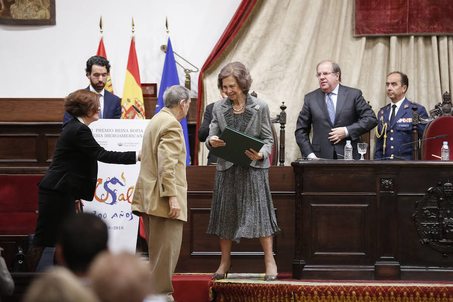 Con 88 años a sus espaldas, este incombustible literato venezolano y profesor jubilado recibió un merecido tributo y un sentido reconocimiento en el Paraninfo de la Universidad de Salamanca, de manos de la Reina emérita, Doña Sofía