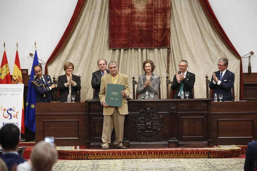 Con 88 años a sus espaldas, este incombustible literato venezolano y profesor jubilado recibió un merecido tributo y un sentido reconocimiento en el Paraninfo de la Universidad de Salamanca, de manos de la Reina emérita, Doña Sofía