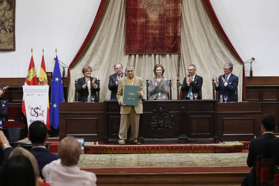 Con 88 años a sus espaldas, este incombustible literato venezolano y profesor jubilado recibió un merecido tributo y un sentido reconocimiento en el Paraninfo de la Universidad de Salamanca, de manos de la Reina emérita, Doña Sofía