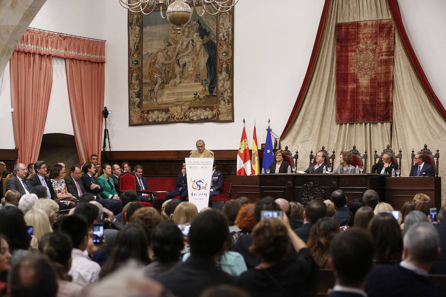 Con 88 años a sus espaldas, este incombustible literato venezolano y profesor jubilado recibió un merecido tributo y un sentido reconocimiento en el Paraninfo de la Universidad de Salamanca, de manos de la Reina emérita, Doña Sofía