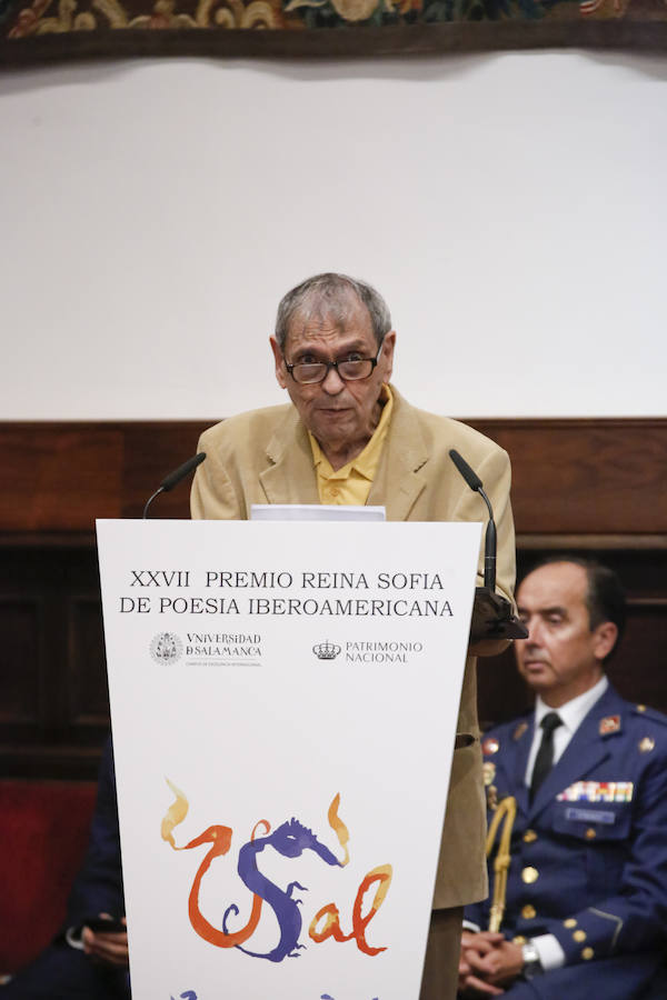 Con 88 años a sus espaldas, este incombustible literato venezolano y profesor jubilado recibió un merecido tributo y un sentido reconocimiento en el Paraninfo de la Universidad de Salamanca, de manos de la Reina emérita, Doña Sofía