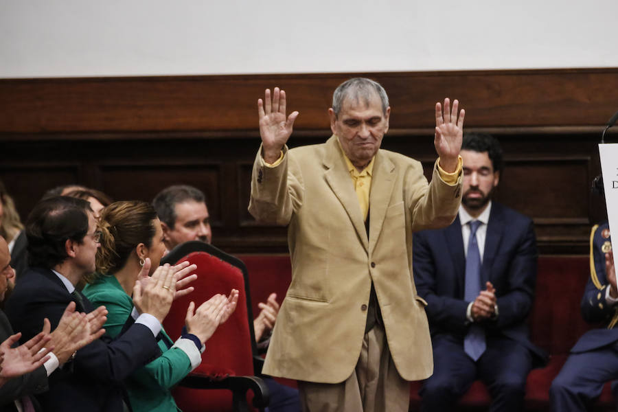 Con 88 años a sus espaldas, este incombustible literato venezolano y profesor jubilado recibió un merecido tributo y un sentido reconocimiento en el Paraninfo de la Universidad de Salamanca, de manos de la Reina emérita, Doña Sofía
