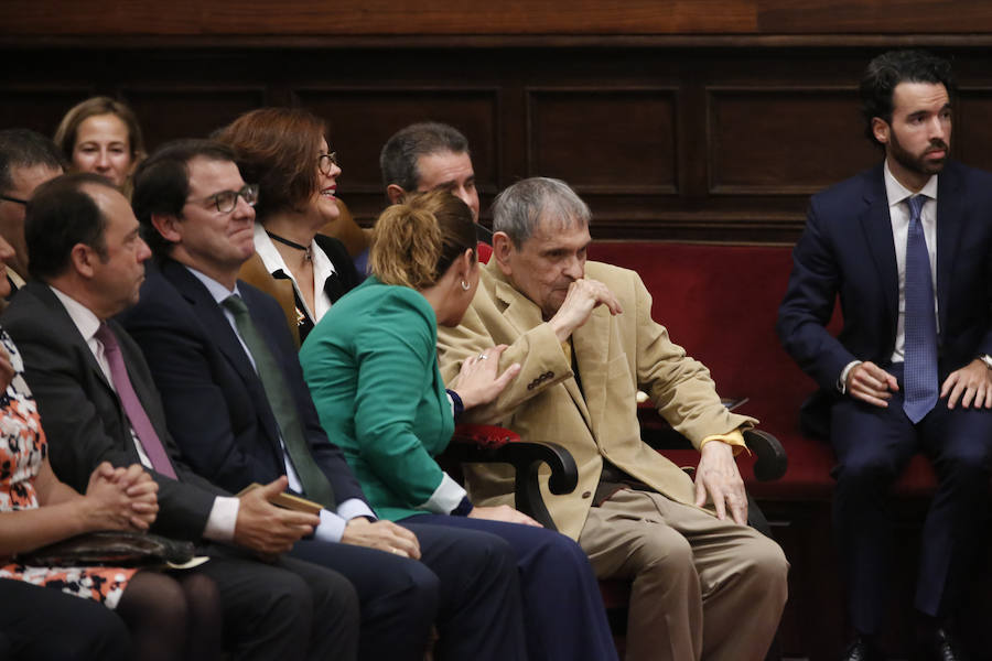 Con 88 años a sus espaldas, este incombustible literato venezolano y profesor jubilado recibió un merecido tributo y un sentido reconocimiento en el Paraninfo de la Universidad de Salamanca, de manos de la Reina emérita, Doña Sofía