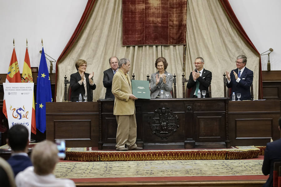 Con 88 años a sus espaldas, este incombustible literato venezolano y profesor jubilado recibió un merecido tributo y un sentido reconocimiento en el Paraninfo de la Universidad de Salamanca, de manos de la Reina emérita, Doña Sofía