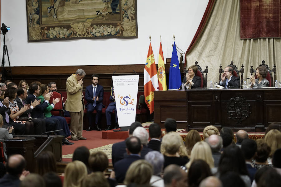 Con 88 años a sus espaldas, este incombustible literato venezolano y profesor jubilado recibió un merecido tributo y un sentido reconocimiento en el Paraninfo de la Universidad de Salamanca, de manos de la Reina emérita, Doña Sofía