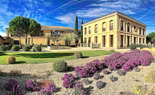 Jardines de Viñedos y Bodegas Áster, en Anguix (Burgos). 