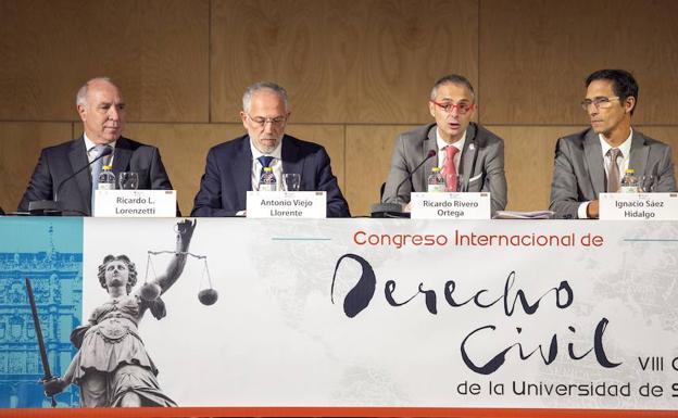 El rector de la USAL, Ricardo Rivero (2D); el secretario general de la Administración de Justicia, Antonio Viejo (2I); el director de los Servicios Jurídicos de la Junta, Ignacio Sáez (D); y el magistrado de la corte suprema Argentina Ricardo Lorenzetti (I), esta mañana en Salamanca.