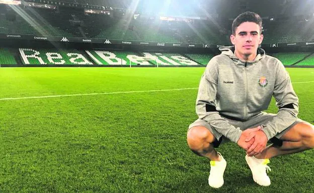 Miguel de la Fuente, 'Miguelín', posa a pie de campo en el estadio Benito Villamarín donde debutó en Primera División el pasado domingo. 