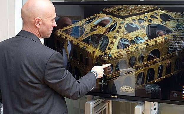 Un visitante manipula una imagen virtual en un expositor en una de las anteriores ediciones de AR&PA. 