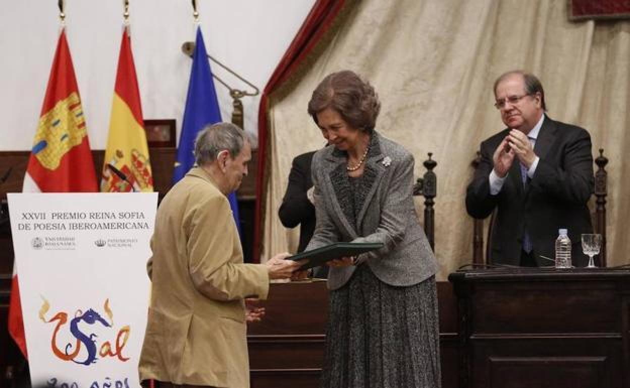 Momento de la entrega por Doña Sofía del prestigioso premio literario al poeta venezolano Rafael Cadenas. 