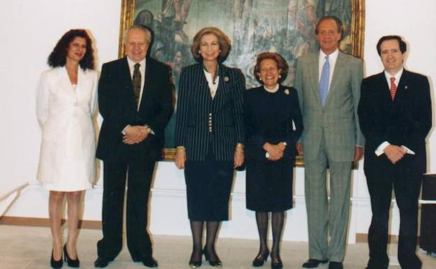 Los Reyes posando junto a Juan José Lucas (1º d), presidente de la Junta, Mario Soares, Primer Ministro de Portugal (2º i), Carmen Alborch, ministra de Cultura (1ª i), en Tordesillas. 