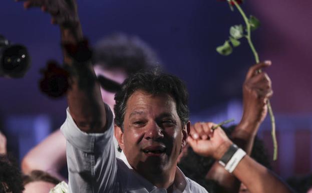 El candidato socialista a la Presidencia de Brasil, Fernando Haddad, participa en un acto de campaña en un barrio de la región central de Río de Janeiro.