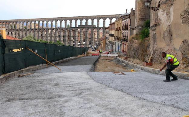 Obras en la calle San Juan, desde la parte más elevada de la vía, donde se ubicará la escultura.