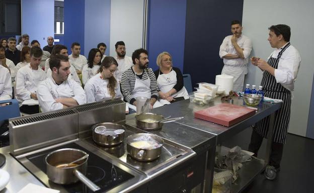 La Escuela de Cocina Fernando Pérez, galardonada en los Premios Nacionales de Hostelería, en una charla de Francis Paniego, también premiado. 