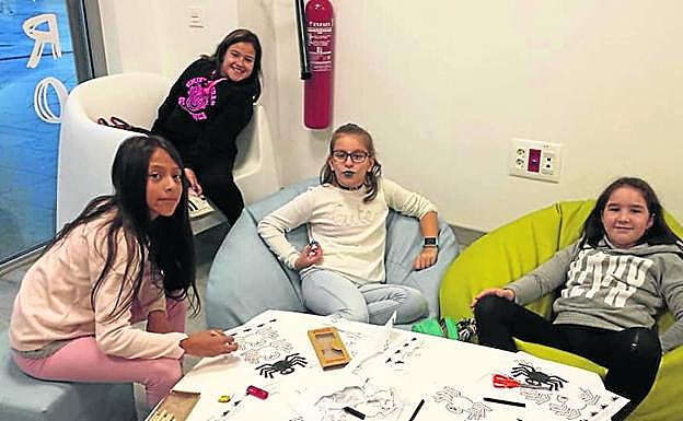 Usuarias del Centro Joven de Guijuelo preparando la decoración para Halloween. 